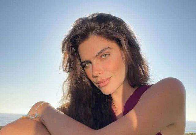 Mariana Goldfarb compartilha clique de biquíni em praia de Portugal