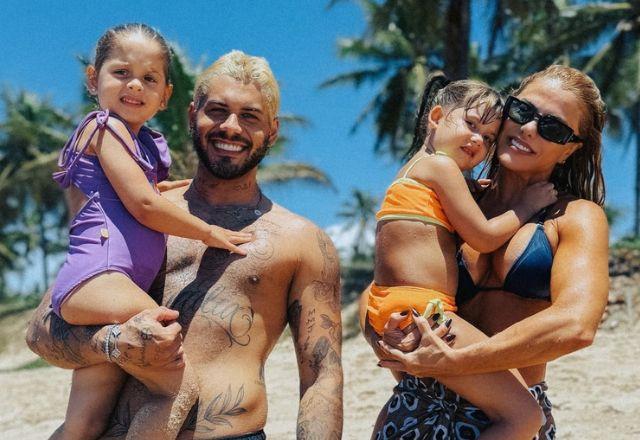Poliana Rocha e Zé Felipe com Maria Alice e Maria Flor na praia